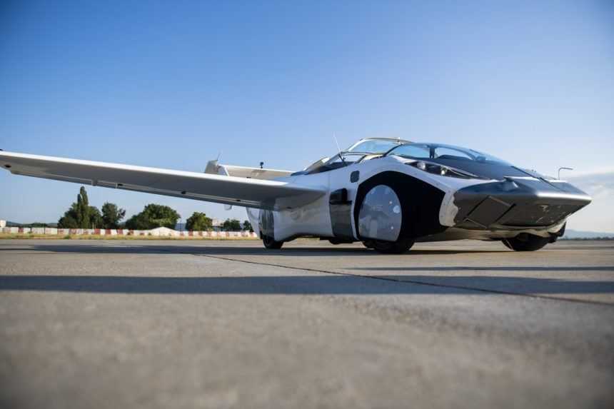 Na snímke prílet lietajúceho auta AirCar pilotovaného jeho tvorcom Štefanom Kleinom z Nitry na Letisko Milana Rastislava Štefánika v Bratislave 28. júna 2021.