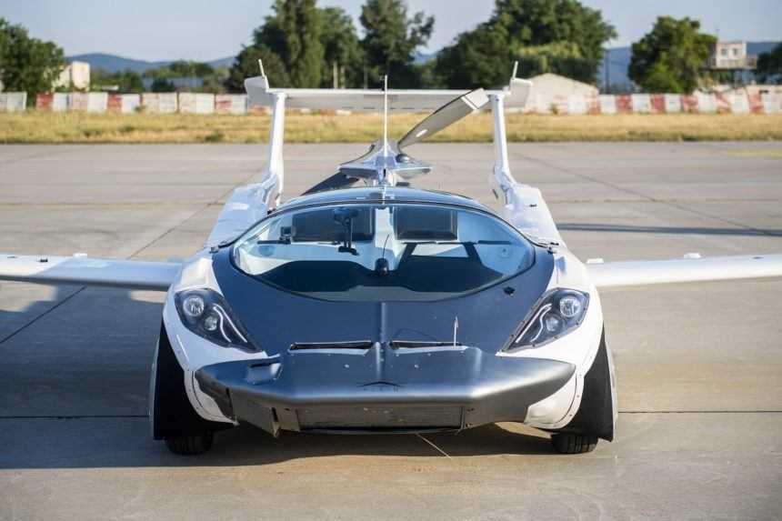 Na snímke lietajúce auto AirCar po prílete z Nitry na Letisko Milana Rastislava Štefánika v Bratislave 28. júna 2021.