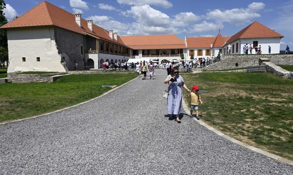 ka&scaron;tieľ-Bor&scaron;a