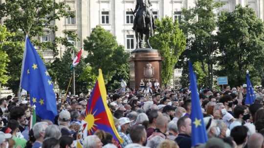 Proti Orbánovmu plánu zriadiť čínsku univerzitu v Budapešti demonštrovali tisíce ľudí