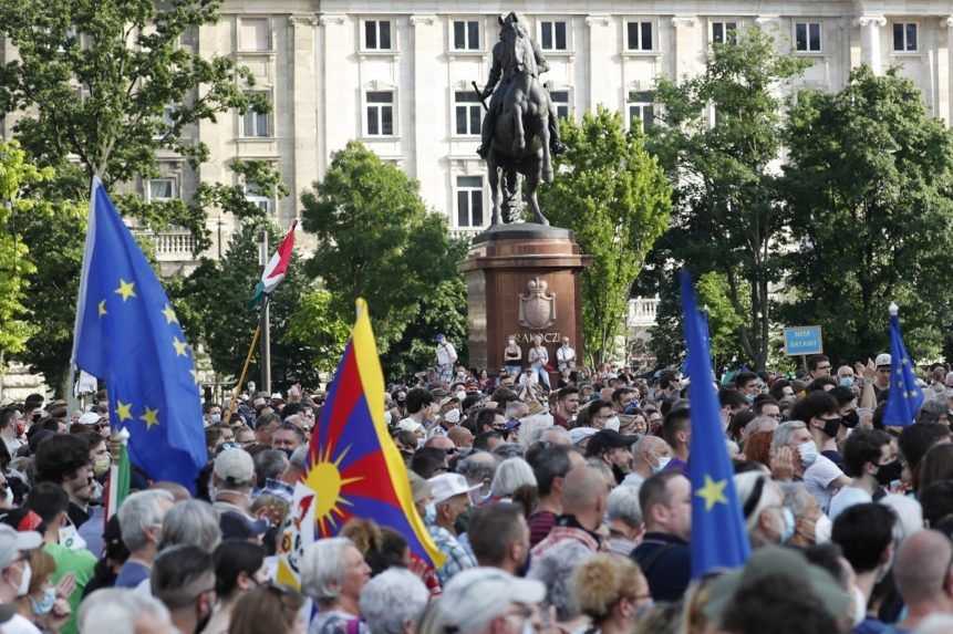 Proti Orbánovmu plánu zriadiť čínsku univerzitu v Budapešti demonštrovali tisíce ľudí