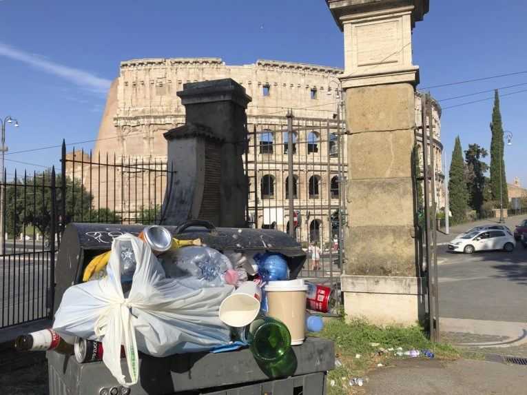 „Večné mesto“ sa opäť topí v smetiach, haldy odpadkov môžu ovplyvniť aj voľby