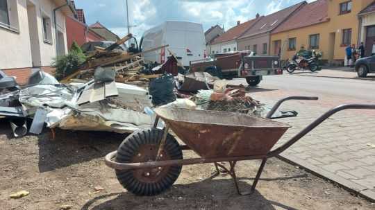 Tornádom postihnutá obec Lužice.