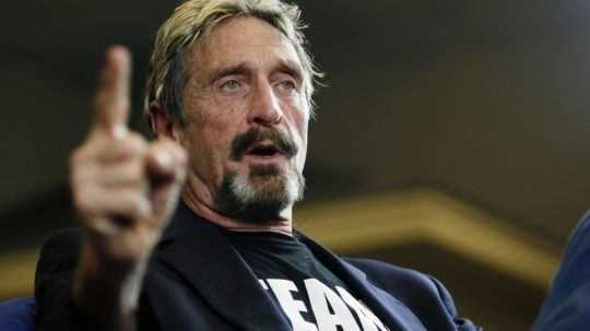 John McAfee počas prednášky.