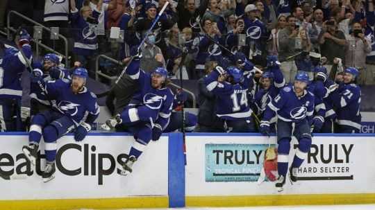 Tampa Bay Lightning postupujú do finále NHL.