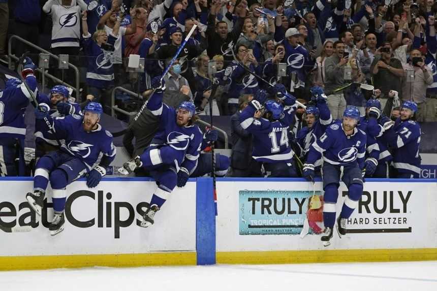 Do finále NHL ide Tampa, zdolala Islanders a zabojuje o obhajobu titulu