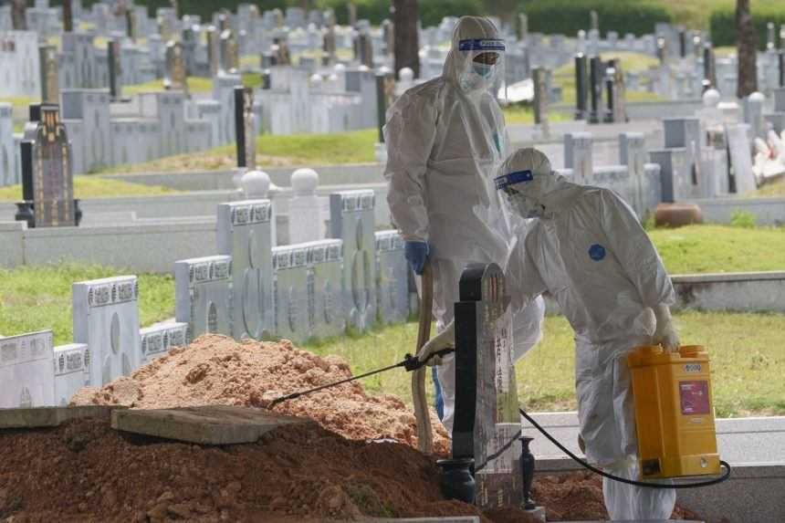 Obetí covidu je už vo svete viac ako 3,8 milióna, tempo sa mierne spomaľuje