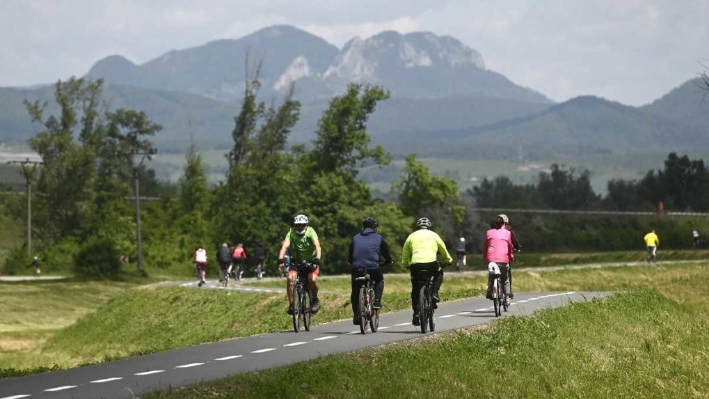 Vážska cyklomagistrála sa znova rozrástla a spojila dve mestá