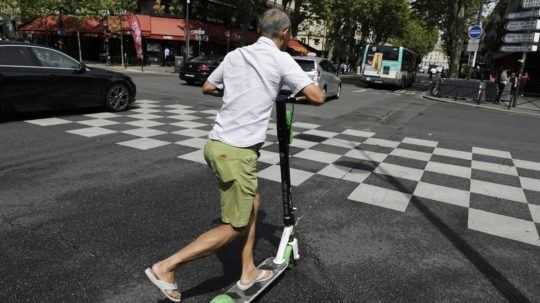 Na snímke muž na elektrickej kolobežke v Paríži 12. augusta 2019.