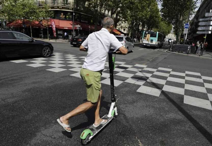 Paríž po smrti chodkyne hrozí zákazom elektrických kolobežiek