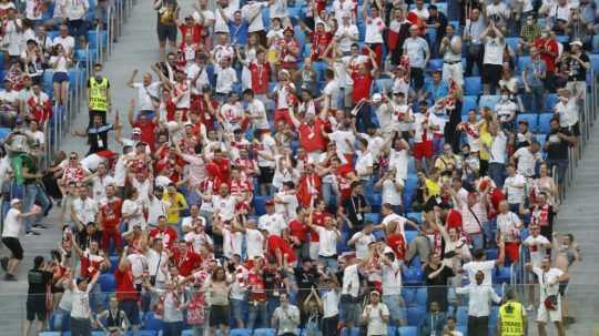 Futbaloví fanúšikovia.