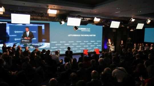 Pohľad na hľadisko zaplnené účastníkmi podujatia Globsec 2021 Bratislava Forum.