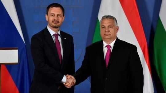 Predseda vlády SR Eduard Heger (vľavo) a maďarský premiér Viktor Orbán (vpravo) si podávajú ruky počas stretnutia v Budapešti.