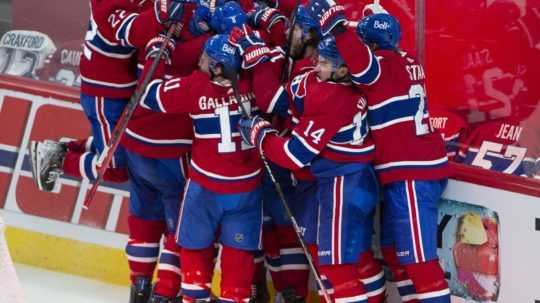 Hráči Montreal Canadiens sa tešia z víťazstva.