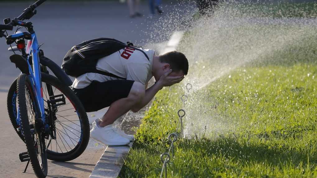 Horúčavy budú pokračovať aj v pondelok, SHMÚ vydal ďalšie výstrahy