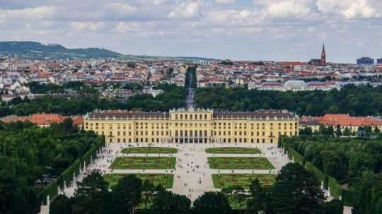 Zámok Schönbrunn vo Viedni.