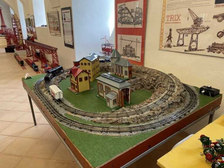 Stavebnica-Merkur-hrad-Modrý-Kameň