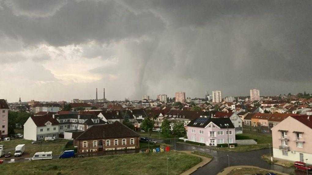 Na Morave vyčíňalo extrémne počasie, hlásia desiatky zranených