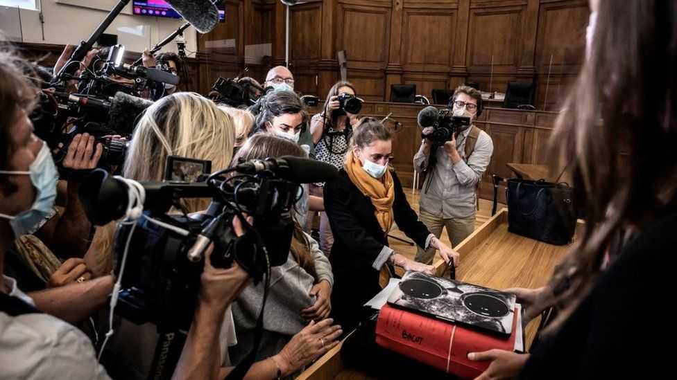 Žena, ktorá zabila násilníckeho manžela, stojí pred súdom