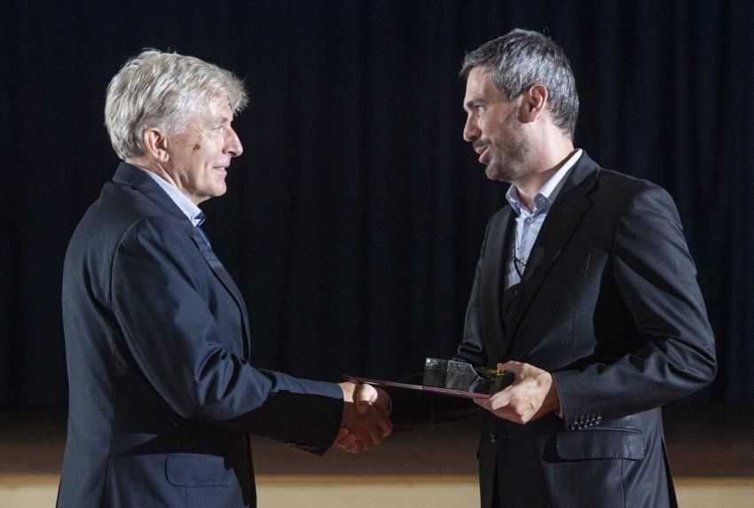 V kategórii vedec roka získal ocenenie Imrich Barák (na snímke vľavo) z Ústavu molekulárnej biológie SAV za unikátne výsledky v oblasti fyziológie baktérií a objav vzniku bakteriálnych nanotrubíc ako prejav zomierajúcej bunky. V Bratislave 29. júna 2021. Vpravo štátny tajomník ministerstva školstva, vedy, výskumu a športu SR Ľudovít Paulis.