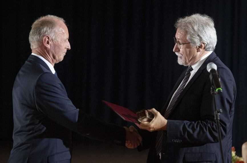 Na snímke vľavo Vedcom roka 2020 v kategórii technológ roka sa stal Marián Peciar a vpravo cenu mu odovzdáva prezident Zväzu slovenských vedecko-technických spoločností prof. Dušan Petráš 29. júna 2021 v Bratislave.