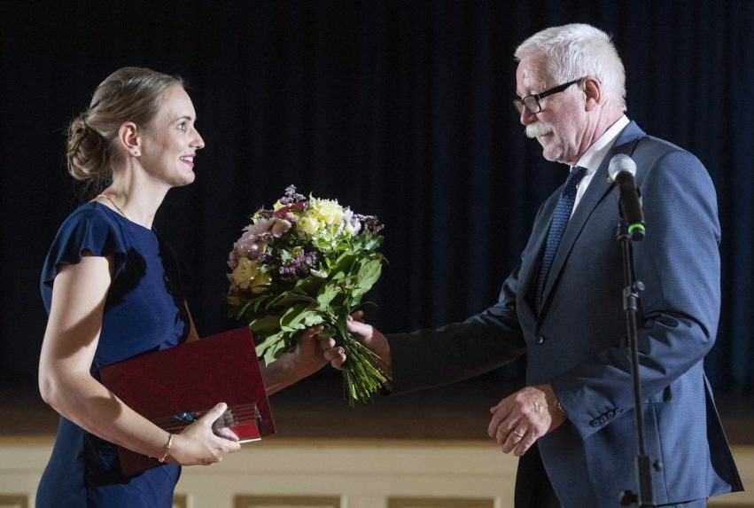 Na snímke vľavo Vedcom roka 2020 v kategórii mladý vedecký pracovník sa stala Katarína Kaľavská a vpravo jej cenu odovzdáva predseda Slovenskej akadémie vied Pavol Šajgalík 29. júna 2021 v Bratislave.