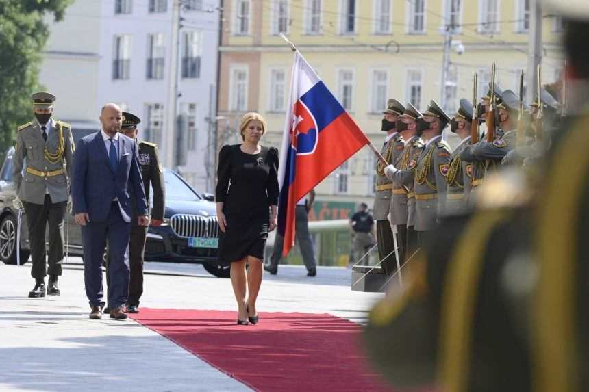 Na súdoch nahlásili bombu, prerušili preto aj stretnutie prezidentky s vojakmi