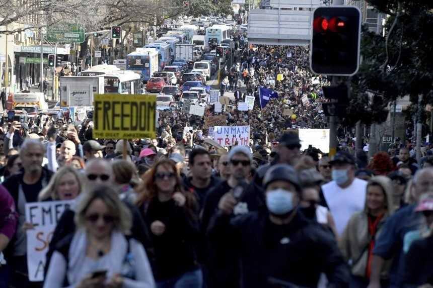 Do ulíc austrálskych miest vyšli tisíce ľudí. Protestovali proti opatreniam