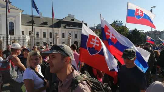 Protest pred prezidentským palácom.