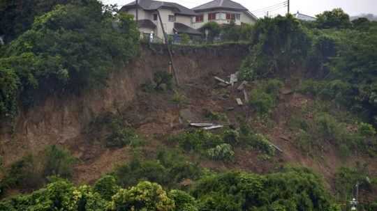 Japonsko trápia dažde a záplavy, po zosuve pôdy je nezvestných takmer 20 ľudí