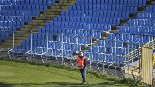 Na archívnej snímke prázdne tribúny futbalového štadióna v Košiciach.