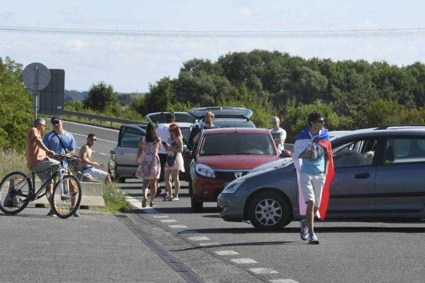 Protestujúci na hraničnom priechode.
