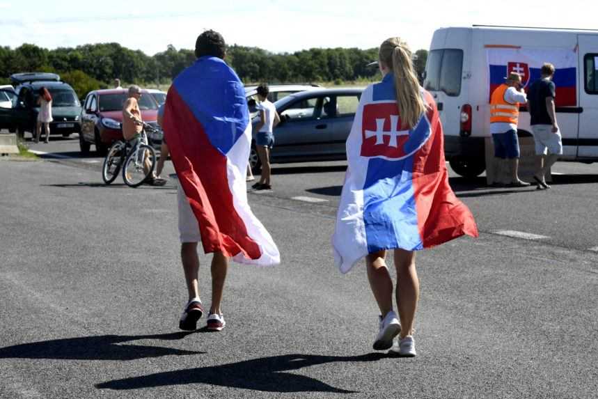 Protestujúci na hraničnom priechode.
