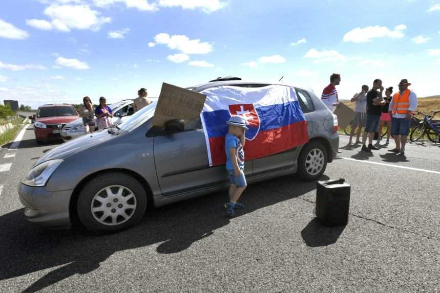 Protestujúci na hraničnom priechode.