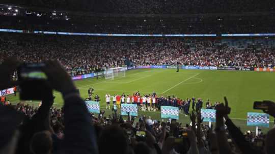 Fanúšikovia vo Wembley oslavujú.