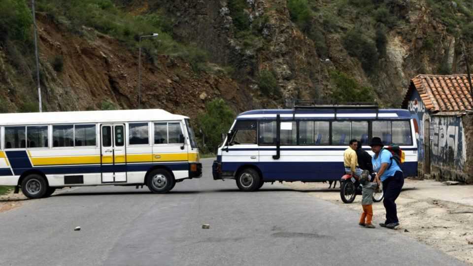 Pád autobusu do rokliny si vyžiadal najmenej 34 obetí