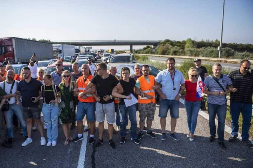 Živá reťaz pendlerov.