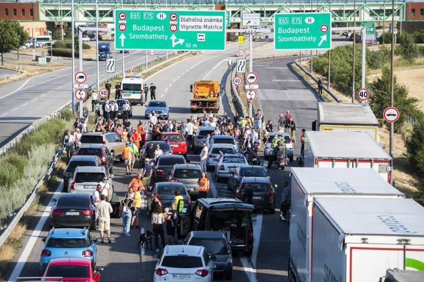Kolóny áut pred hraničným priechodom.