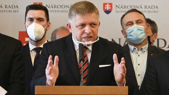 Na snímke predseda strany Smer-SD Robert Fico (uprostred).