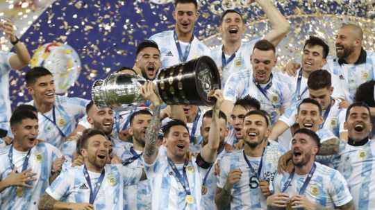 Argentínski futbalisti s trofejou.