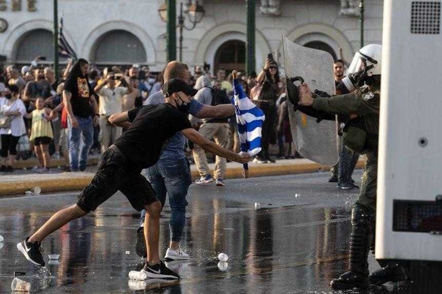 Vodné delá aj slzný plyn. V Grécku protestovali proti povinnému očkovaniu