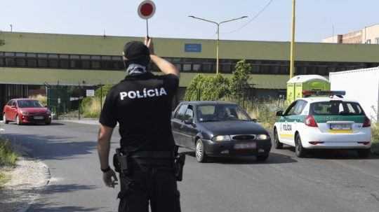 Policajt zastavujúci autá na hranici.