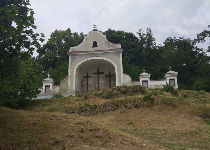 Chátrajúce kaplnky kalvárie v Modrom Kameni.