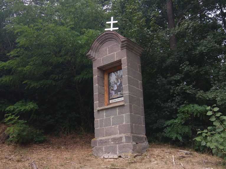 Chátrajúca kalvária v Modrom Kameni.