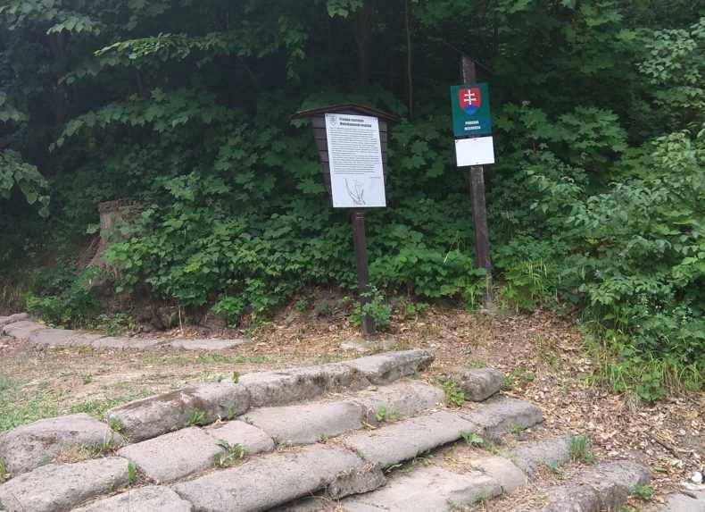 Chátrajúca kalvária v Modrom Kameni.