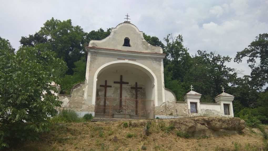 Historická kalvária v Modrom Kameni sa nevie dočkať rekonštrukcie