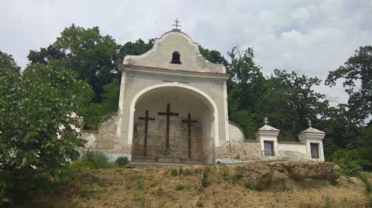 Chátrajúca kalvária v Modrom Kameni.