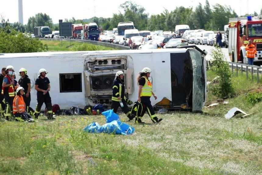 Pri nehode autobusu južne od Berlína sa ťažko zranilo deväť ľudí