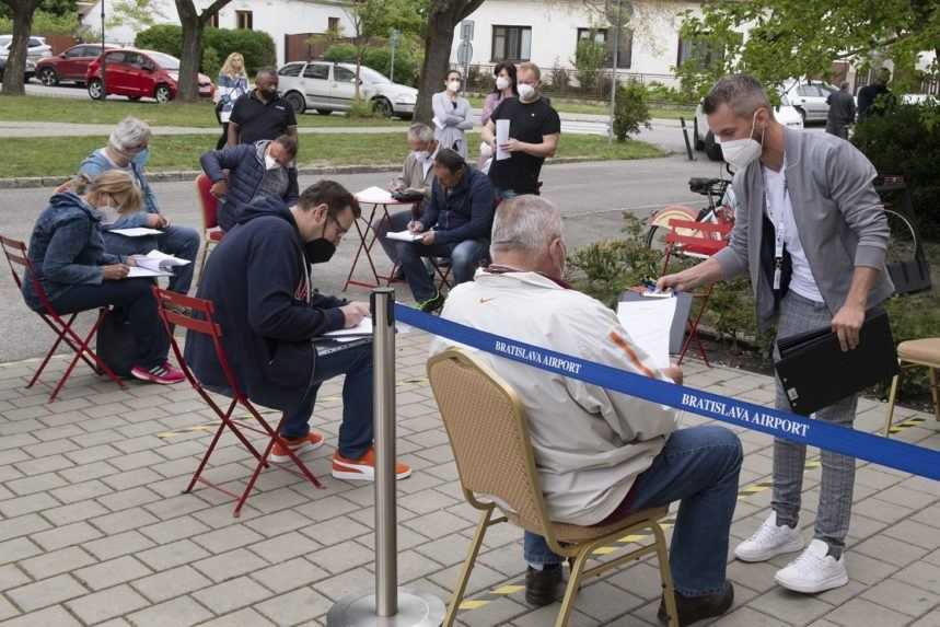 Očkovanie bez pozvánky bude realitou. Lengvarský pripustil vakcináciu v obchodných domoch