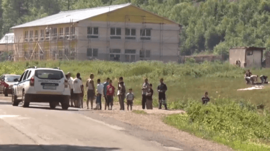 Deti z osady hádžu kamene do áut či cyklistov. Takmer ukameňovali okoloidúceho muža